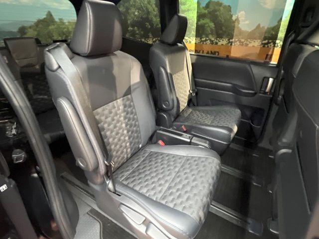 TOYOTA VOXY HYBRID 2023