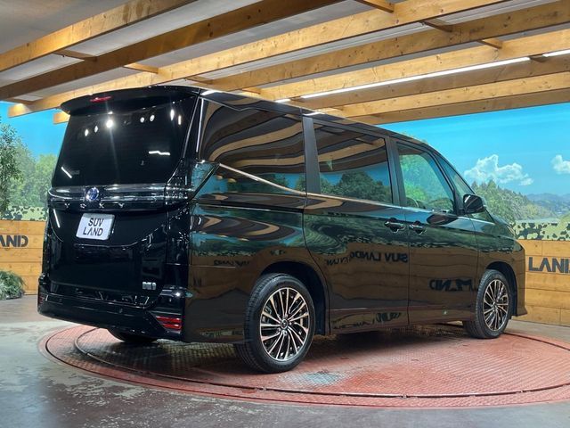 TOYOTA VOXY HYBRID 2023