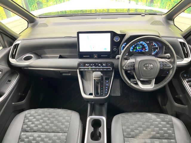 TOYOTA VOXY HYBRID 2022