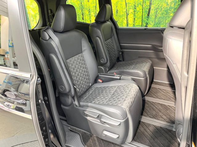 TOYOTA VOXY HYBRID 2022