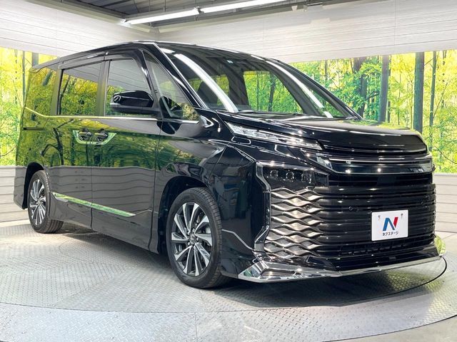 TOYOTA VOXY HYBRID 2022