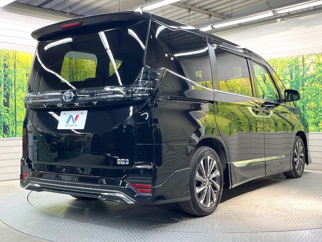 TOYOTA VOXY HYBRID 2022