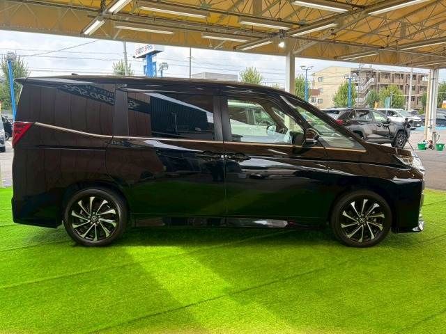 TOYOTA NOAH HYBRID 2022