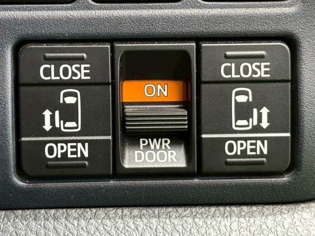 TOYOTA VOXY HYBRID 2016