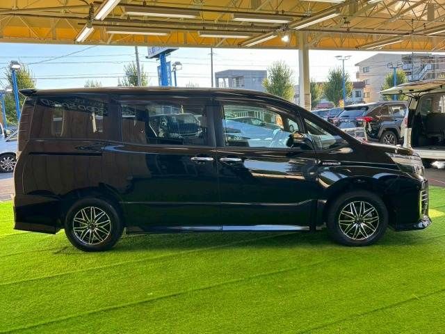 TOYOTA VOXY HYBRID 2016