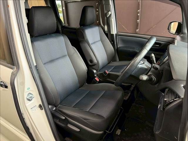 TOYOTA VOXY HYBRID 2017