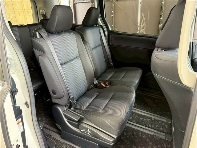 TOYOTA VOXY HYBRID 2017