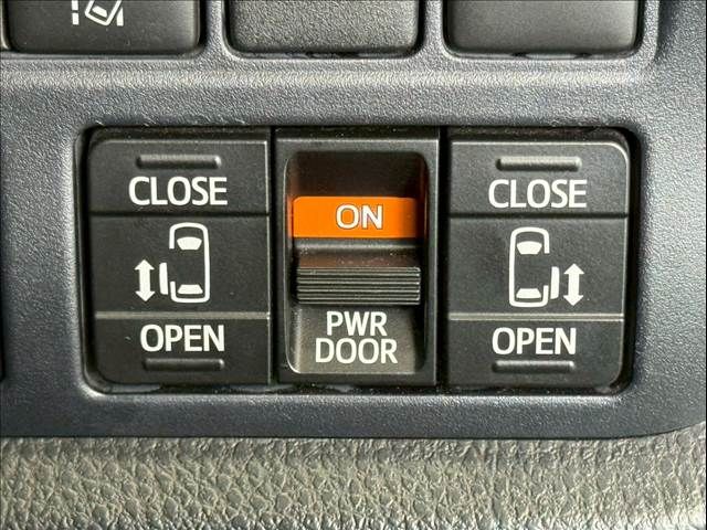 TOYOTA VOXY HYBRID 2017