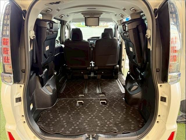 TOYOTA VOXY HYBRID 2017