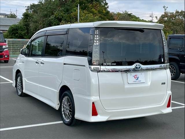 TOYOTA VOXY HYBRID 2017