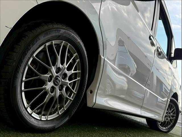 TOYOTA VOXY HYBRID 2017