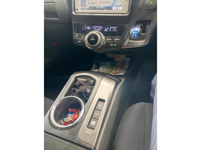 TOYOTA PRIUS Alpha 2013