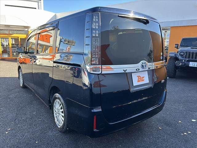 TOYOTA VOXY HYBRID 2015