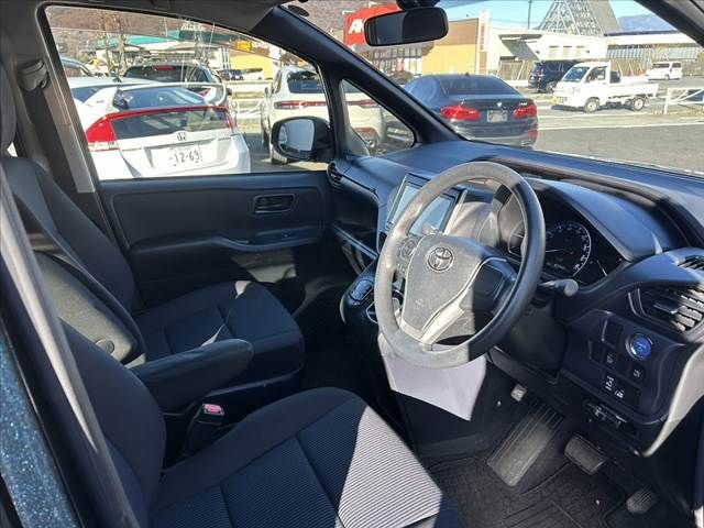 TOYOTA VOXY HYBRID 2015