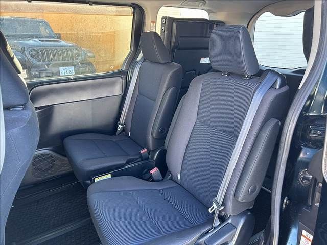 TOYOTA VOXY HYBRID 2015