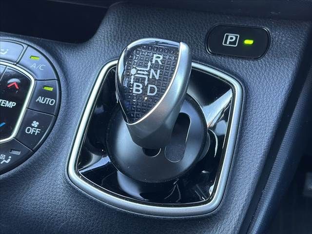 TOYOTA VOXY HYBRID 2015