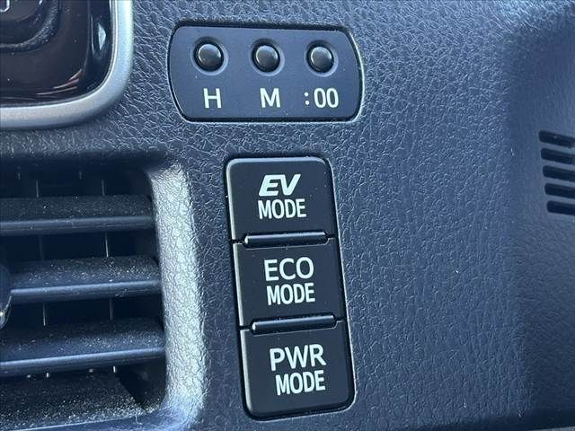 TOYOTA VOXY HYBRID 2015