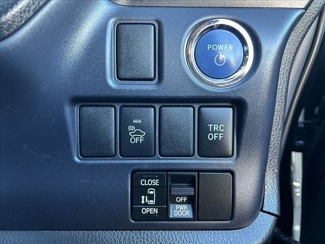 TOYOTA VOXY HYBRID 2015