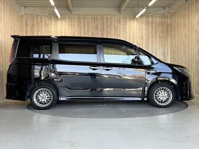 TOYOTA NOAH HYBRID 2018