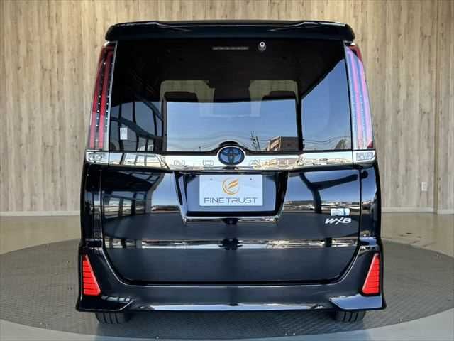 TOYOTA NOAH HYBRID 2018