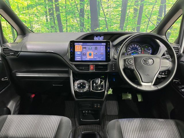 TOYOTA VOXY HYBRID 2020