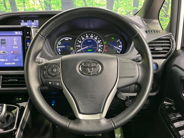 TOYOTA VOXY HYBRID 2020