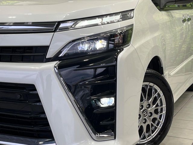 TOYOTA VOXY HYBRID 2020