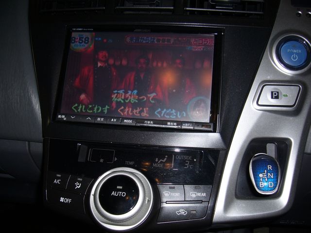 TOYOTA PRIUS Alpha 2012