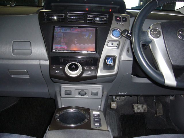 TOYOTA PRIUS Alpha 2012