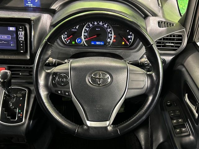 TOYOTA VOXY 2016