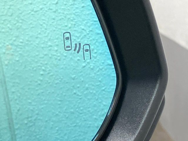 TOYOTA VOXY HYBRID 2022