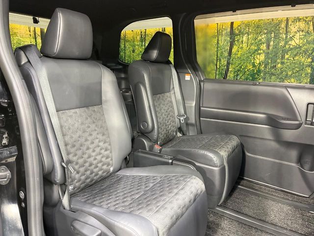 TOYOTA VOXY HYBRID 2022