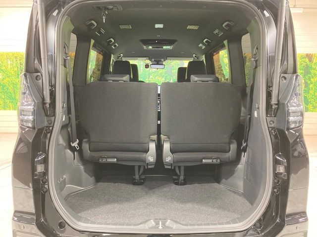 TOYOTA VOXY HYBRID 2022