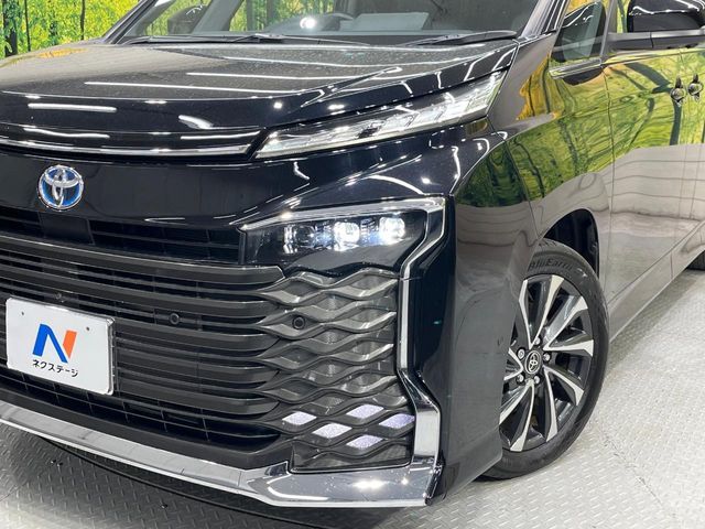 TOYOTA VOXY HYBRID 2022