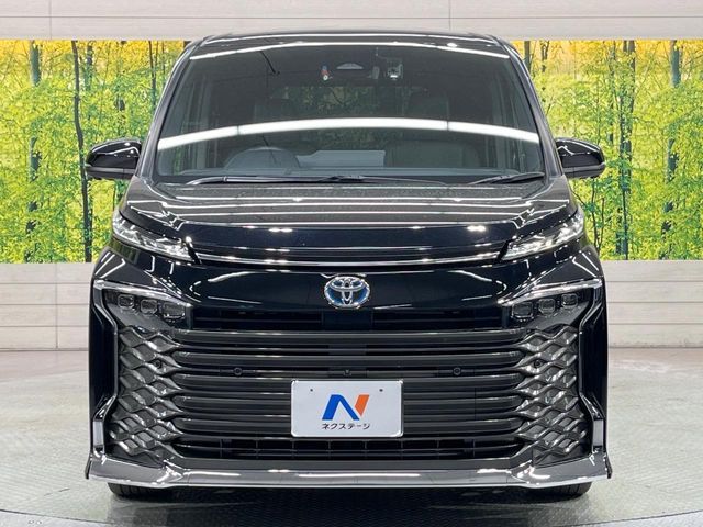 TOYOTA VOXY HYBRID 2022