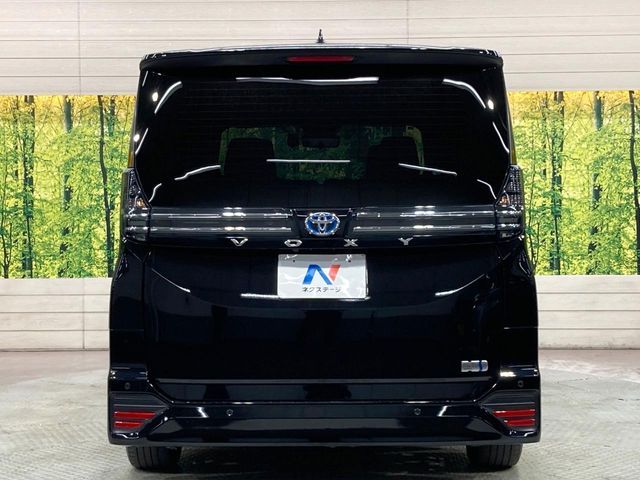 TOYOTA VOXY HYBRID 2022