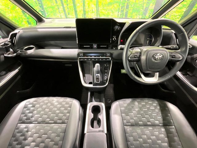 TOYOTA VOXY HYBRID 2024