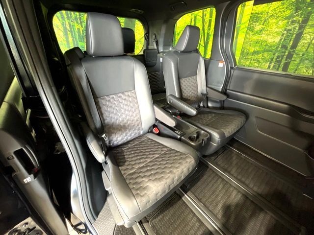 TOYOTA VOXY HYBRID 2024