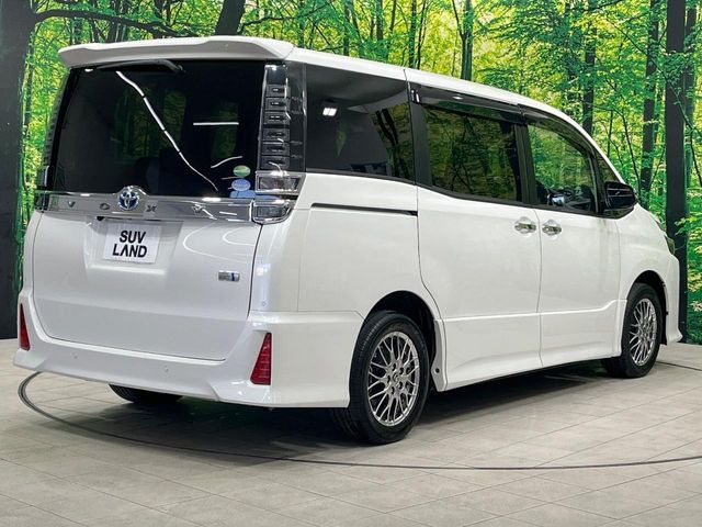 TOYOTA VOXY HYBRID 2020