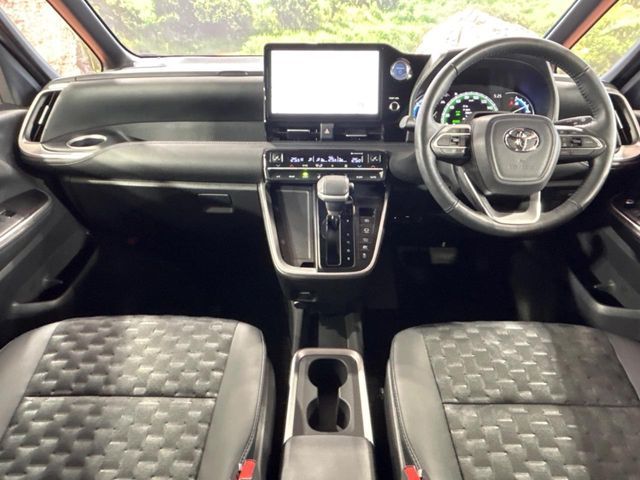 TOYOTA VOXY HYBRID 2023