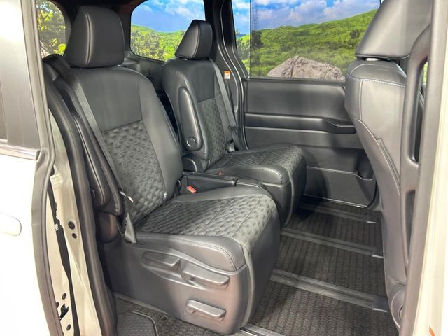 TOYOTA VOXY HYBRID 2023