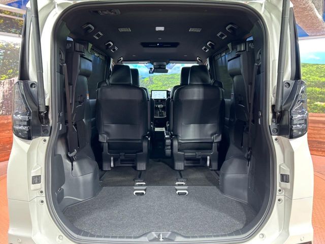 TOYOTA VOXY HYBRID 2023