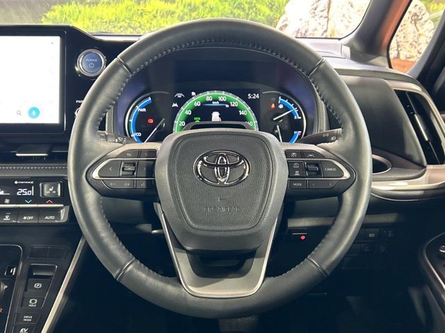 TOYOTA VOXY HYBRID 2023