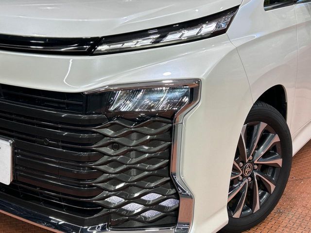 TOYOTA VOXY HYBRID 2023