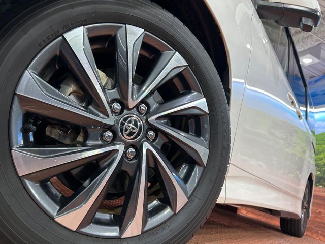 TOYOTA VOXY HYBRID 2023