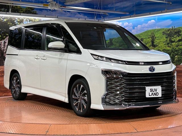 TOYOTA VOXY HYBRID 2023