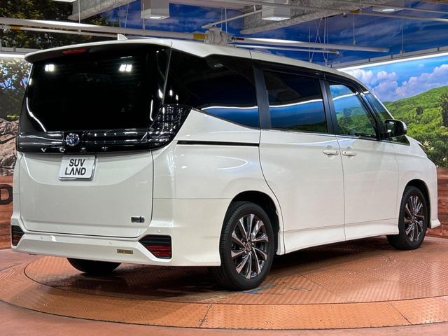TOYOTA VOXY HYBRID 2023