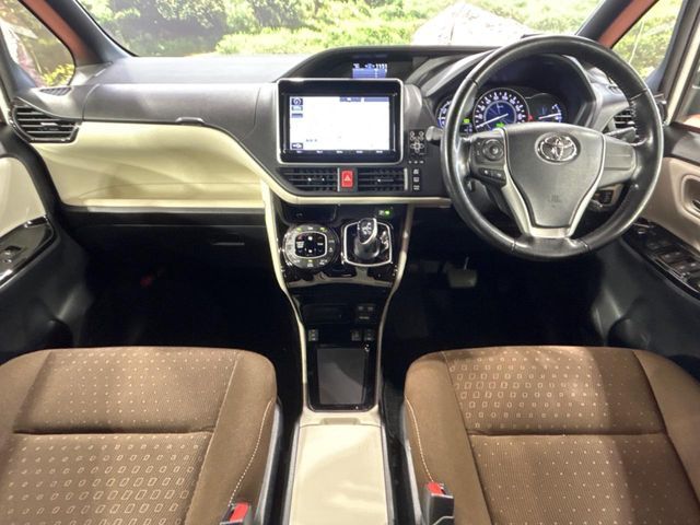 TOYOTA NOAH HYBRID 2017