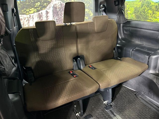 TOYOTA NOAH HYBRID 2017