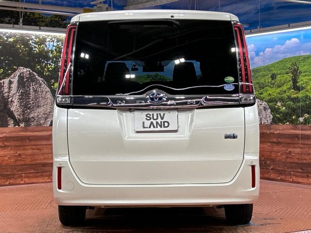 TOYOTA NOAH HYBRID 2017